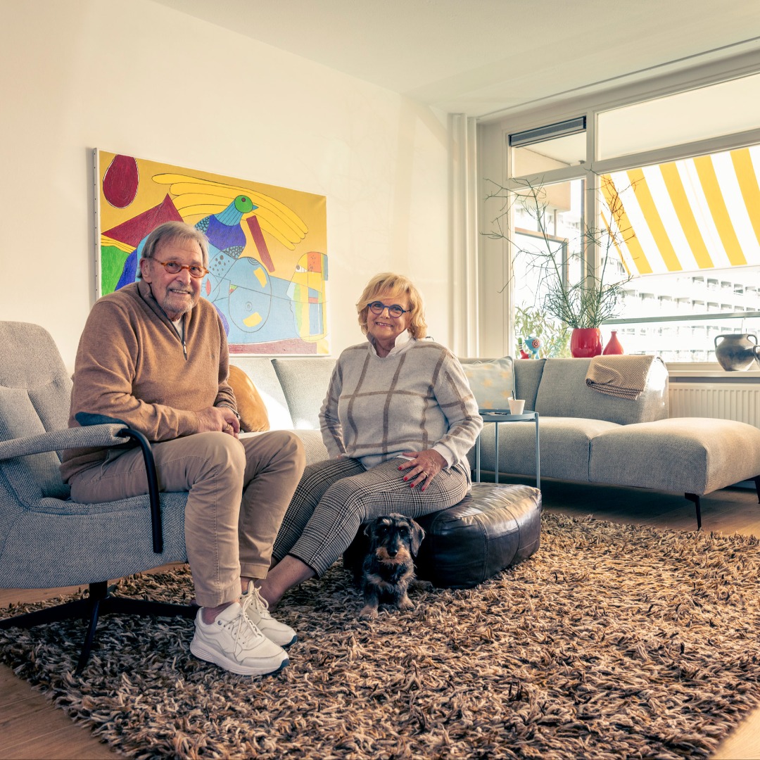Arie en Irene Verbruggen in hun woonkamer